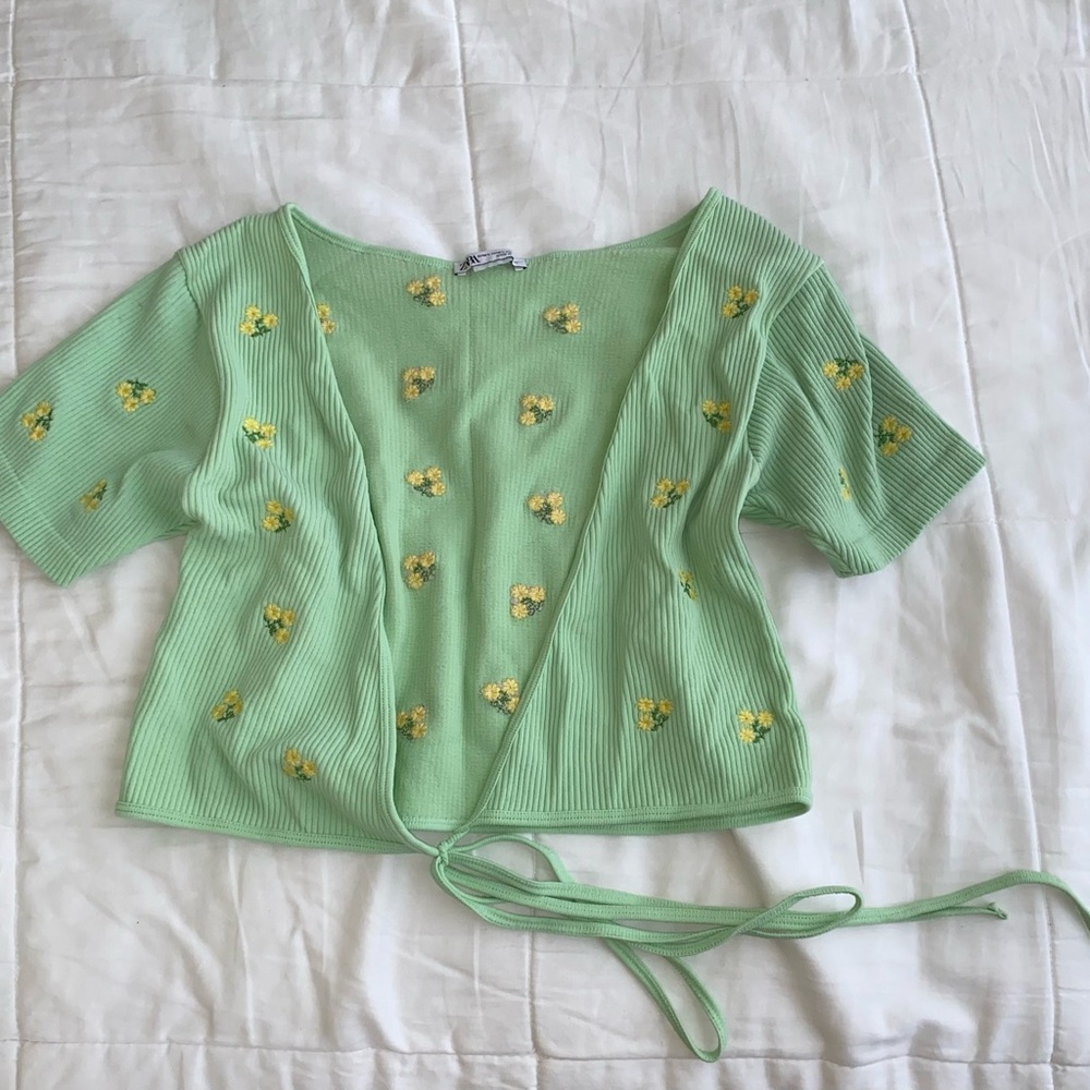 Zara floral summery cardigan. never worn. estimated size L. ribbed